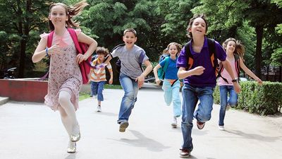 Zu_Fuss_zur_Schule_skynesher_Istockphoto Rennende Schulkinder