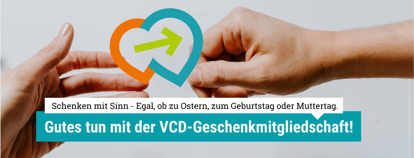 Zwei Hände die von rechts und links ins Bild reichen und sich in der Mitte treffen. Die eine Hand schenkt der Anderen das VCD-Logo als Symbol. Es ziegt eine Art Herzform in petrol und orange, in der Mitte ein grüner Pfeil. In der Textbox auf dem Bild steht: Gutes tun mit der VCD-Geschenkmitgliedschaft.