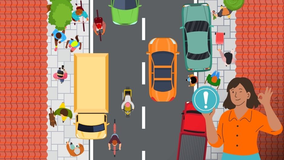 Die Illustration zeigt eine Straßenszene aus der Vogelperspektive: In der Mitte verläuft eine Straße mit mehreren Autos und einem Motorrad. Links und rechts der Fahrbahn befinden sich Gehwege, die durch parkende Autos und einen Lieferwagen stark eingeengt sind. Auf den Gehwegen bewegen sich verschiedene Personen, darunter Menschen mit Kinderwagen, Rollstuhl, Rollator, Fahrrad oder Hund, die sich nur schwer aneinander vorbeibewegen können. Am rechten unteren Bildrand steht eine gezeichnete Frau mit braunen Haaren und orangefarbenem Hemd, die lächelnd ein Symbol mit einem blauen Kreis und einem weißen Ausrufezeichen in der Hand hält und mit der anderen Hand ein „Okay“-Zeichen macht. Oben steht der Text „Enge Gehwege melden & Gefahrenstellen entschärfen“, darunter der Titel „VCD-Mobi-Check ›Freie Gehwege‹“. Die Illustration verdeutlicht die Problematik zugeparkter und zu enger Gehwege und bewirbt die VCD-Aktion „Mobi-Check Freie Gehwege“, die dazu aufruft, Engstellen und Hindernisse zu melden, um die Sicherheit zu verbessern.