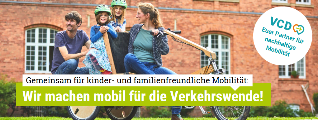 Das Bild zeigt eine Familie bestehend aus Mutter, Vater und zwei Töchtern auf einem Lastenrad. Die Kinder tragen Sicherheitshelme. Auf dem Bild sind zwei Textbanner mit folgendem Inhalt: Gemeinsam für kinder- und familienfreundliche Mobilität: Wir machen mobil für die Verkehrswende! Außerdem zu sehen eine Blase mit VCD-Logo und Inhalt: VCD - Euer Partner für nachhaltige Mobilität.